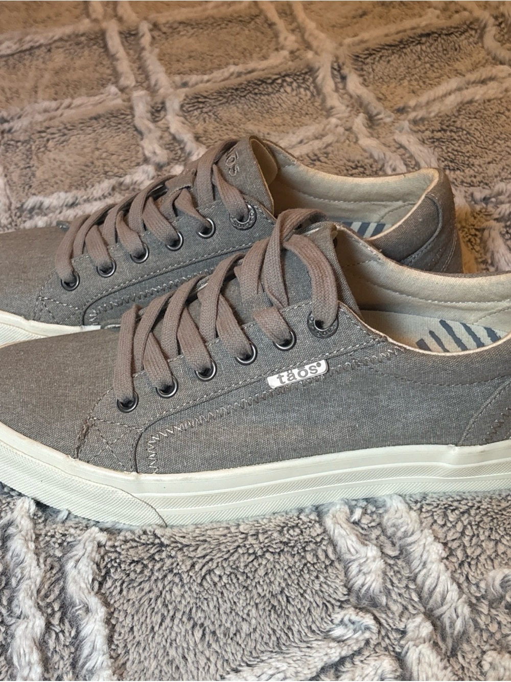 Taos Footwear Gray Canvas Low-Top Sneakers